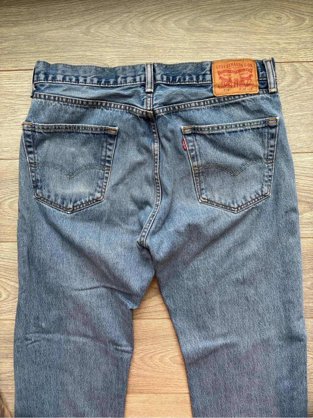 Levi's 505 Regular Fit Jeans Mens 33x32 Medium Wash Straight Leg Denim Red Tab